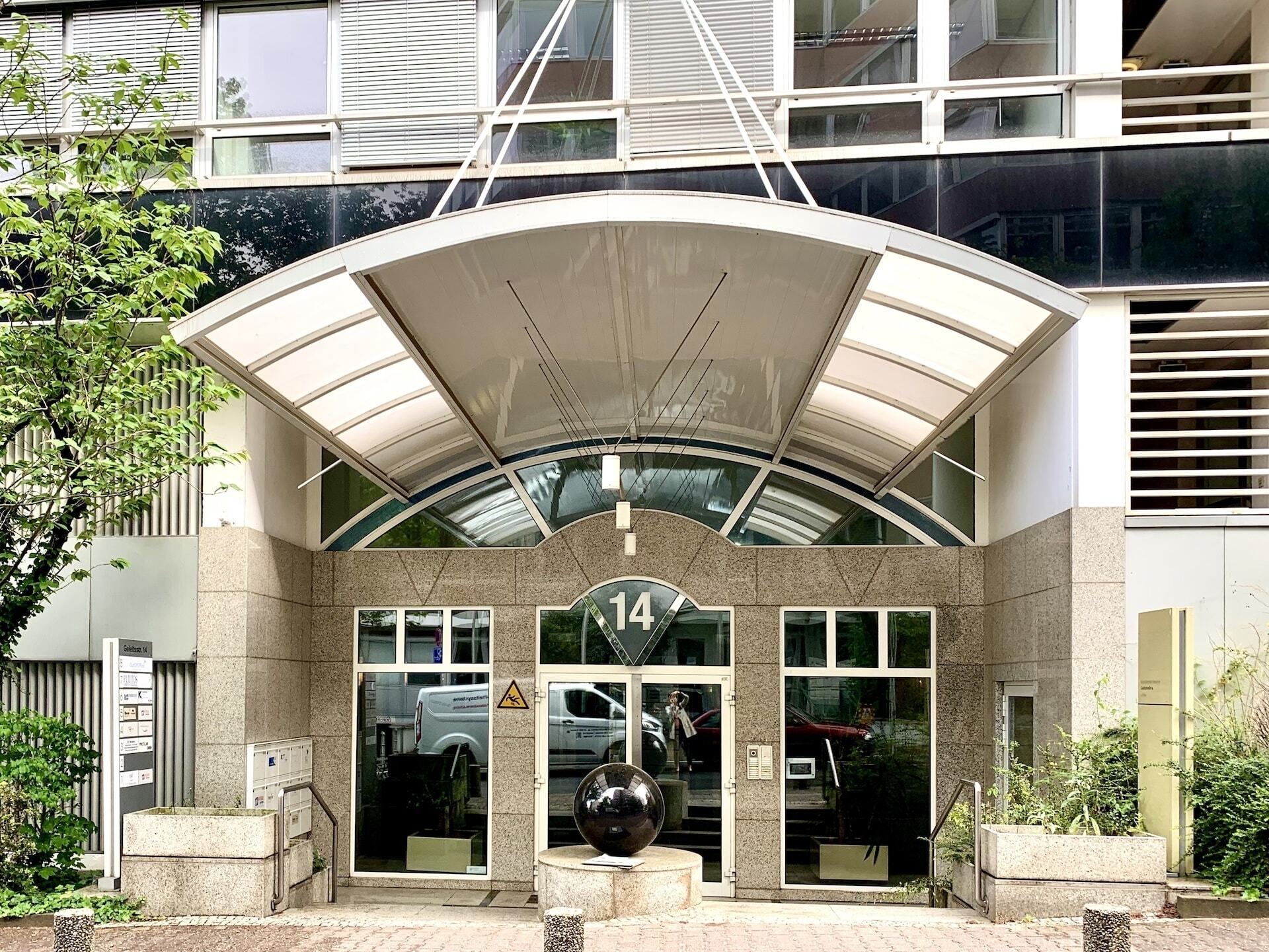 Plutos-Büroeingang-Frankfurt