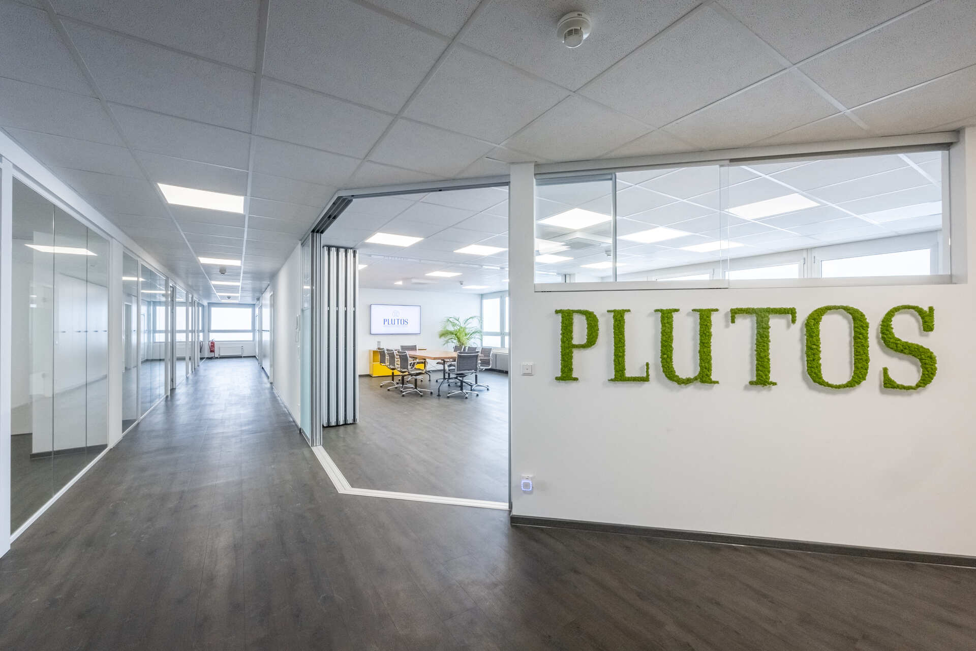 Plutos-Empfang-links