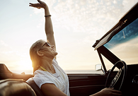 Frau im Carbrio im Sonnenuntergang