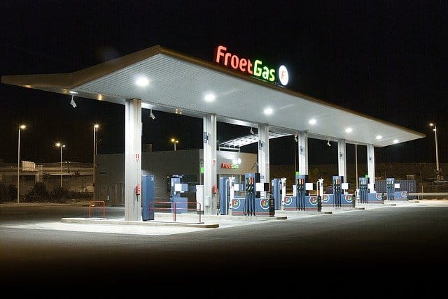 Brennstoffzellen Aktien - Tankstelle Gas mit Zapfsäulen ohen Autos
