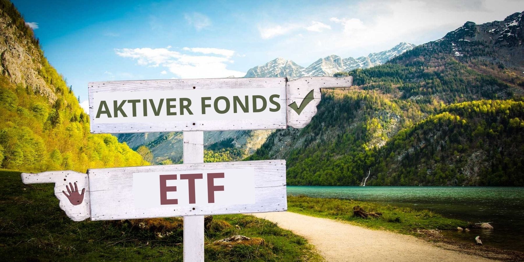 Aktiver Fonds vs. ETF Vergleich - Wegweiser links rechts mit Gebirge im Hintergrund