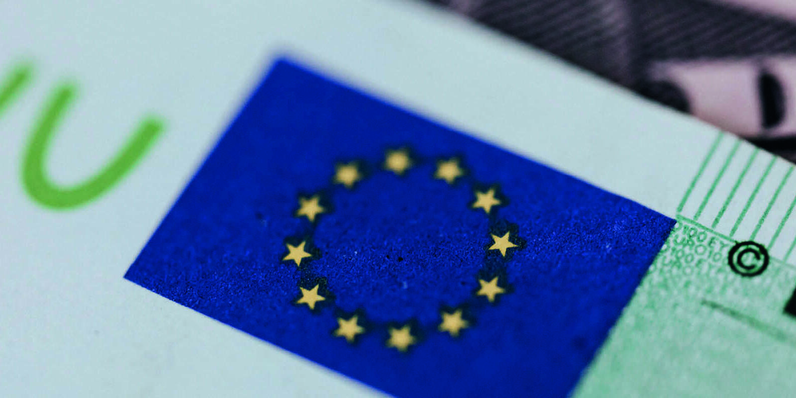 EU-Verschuldung - Bild von 100 Euro Note und Europa Flagge