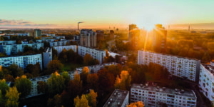 Immobilienfinanzierung Frankfurt - Aufnahme von Häusern und Wohnungen mit Sonnenuntergang am Horizont