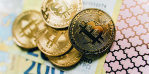 Kryptowährungen Dogecoin und Bitcoin - Geldmünzen mit Bitcoin Symbol