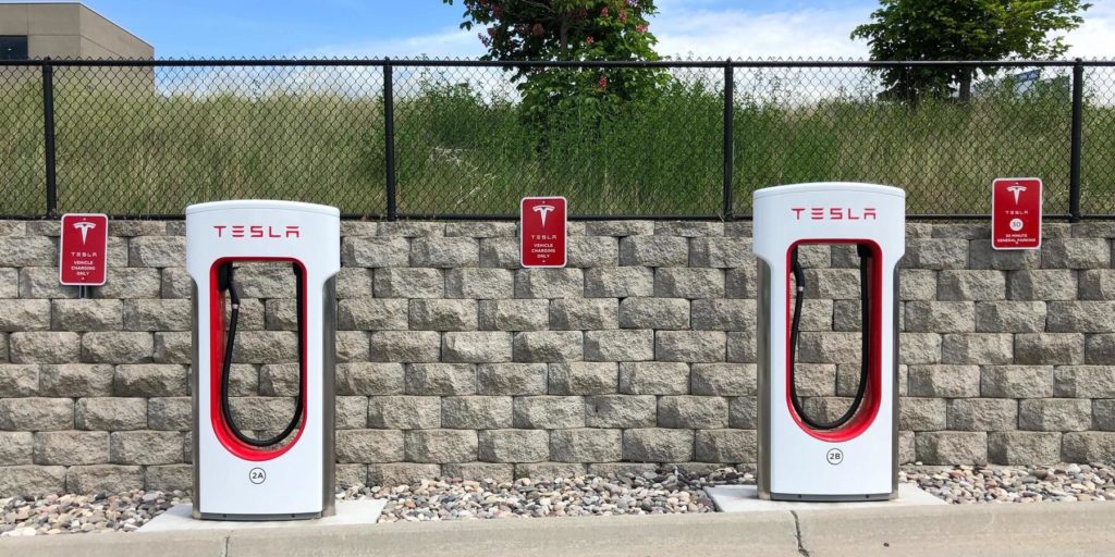 Tesla, VW und die Elektromobilitaet - Tesla Ladestation Autos