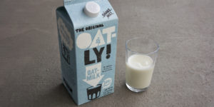 Oatly Boersengang und Kryptowaehrungen - Oatly Milch Glas