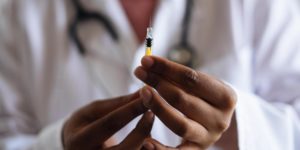 Patentschutz der Corona-Impfstoffe wackelt - impfstoff spritze arzt