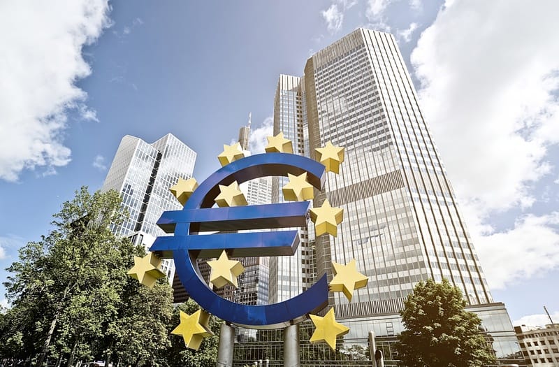 Rolle der EZB auf die Entwicklung vom DAX in 2021 - Bild von EZB Gebaeude mit Euro Zeichen