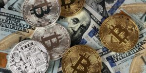 Investieren in Kryptowaehrungen mit Bitcoin Cash - Bitcoin Geldmuenzen USA Dollar Scheine
