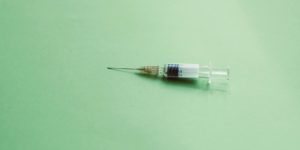 EMA gibt Moderna Impfstoff für Jugendliche frei - Spritze Impfung