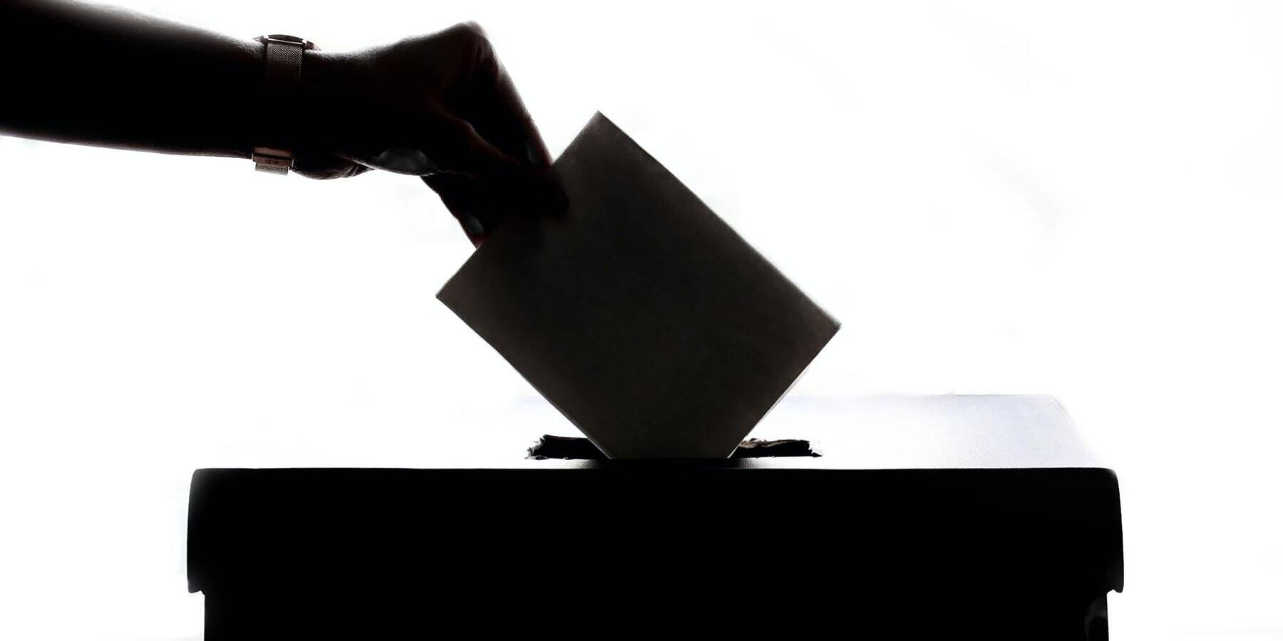 Vorlaeufiges amtliches Ergebnis der Bundestagswahl SPD siegt - Wahlurne Stimmzeittel Hand