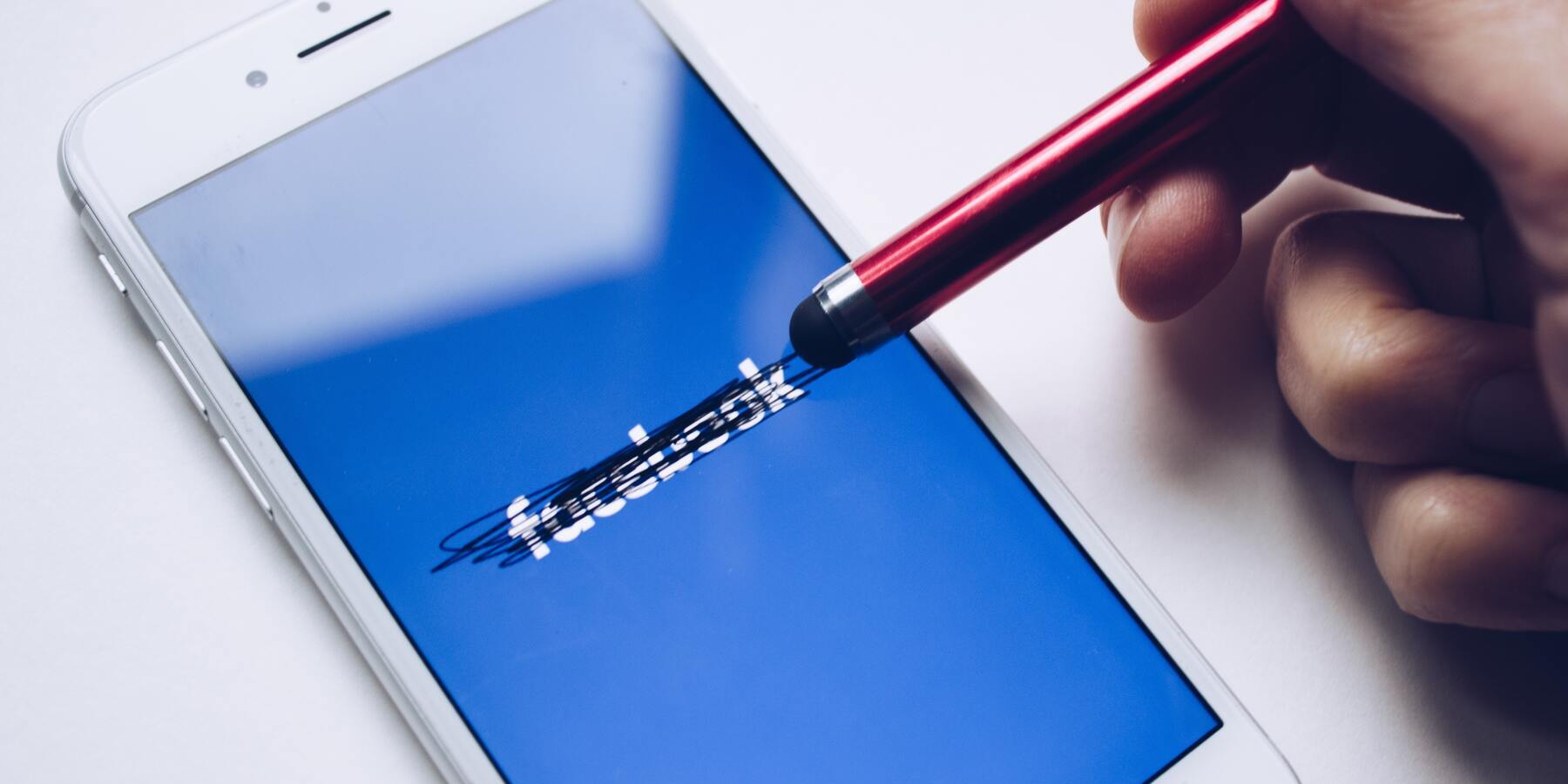 Facebook nach technischen Problemen unter Druck - iphone Handy Pen