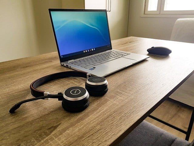 Corona Erfahrungsbericht - Remote Work und digitales Denken - Bild von Laptop und Headsets auf Schreibtisch
