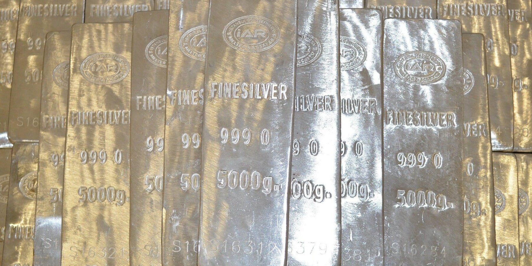 In Silber investieren - Silberbarren gestapelt
